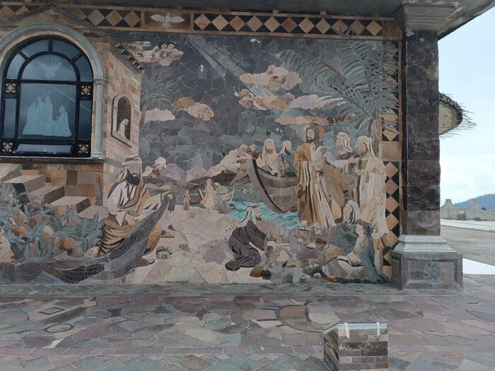 Mural completo de mosaico en piedra natural
