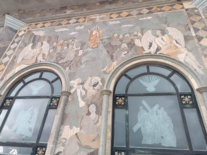Escena bíblica en mosaico de piedra