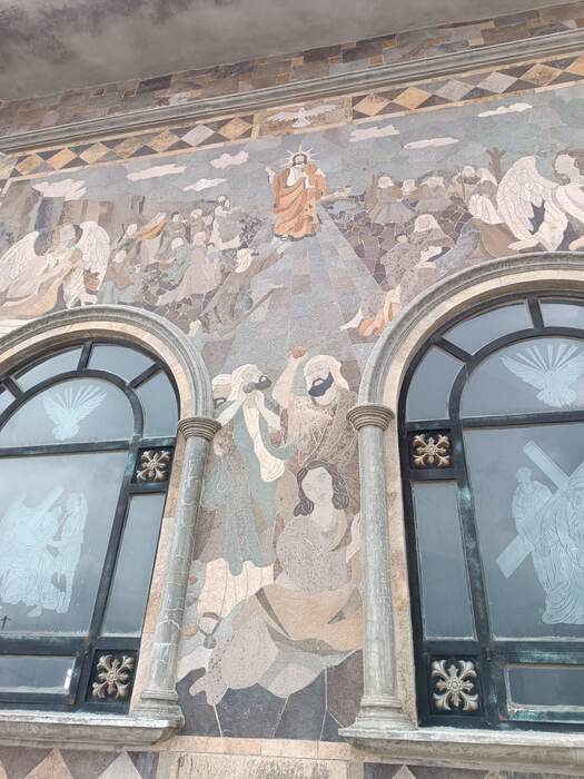 Mural de mosaico en piedra, vista lateral